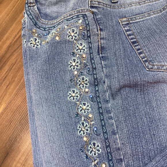 Y2K embellished Cosmopolitan capri jeans, size 8 petite, boho vibe - Picture 2 of 4